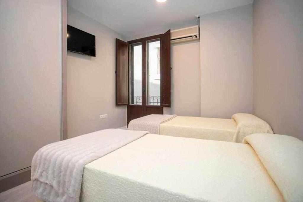 Hostal Viena Plaza Nueva Granada Luaran gambar